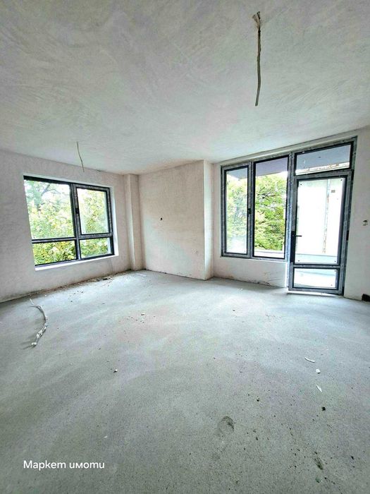 Три стаи с бокс, Езикова гимназия