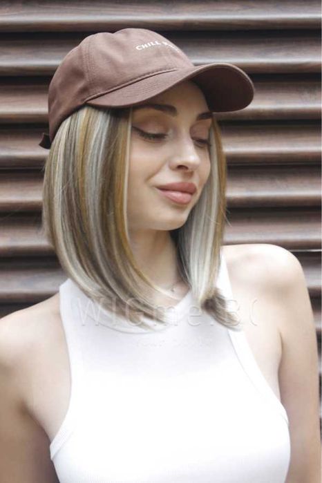 Късо каре с тъмни корени на руси кичури Рут