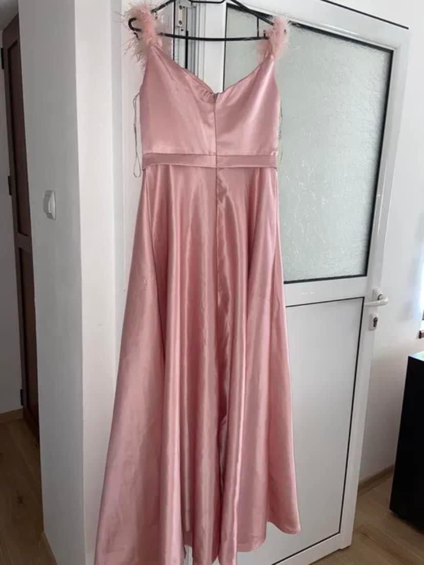 Розова сатенена рокля