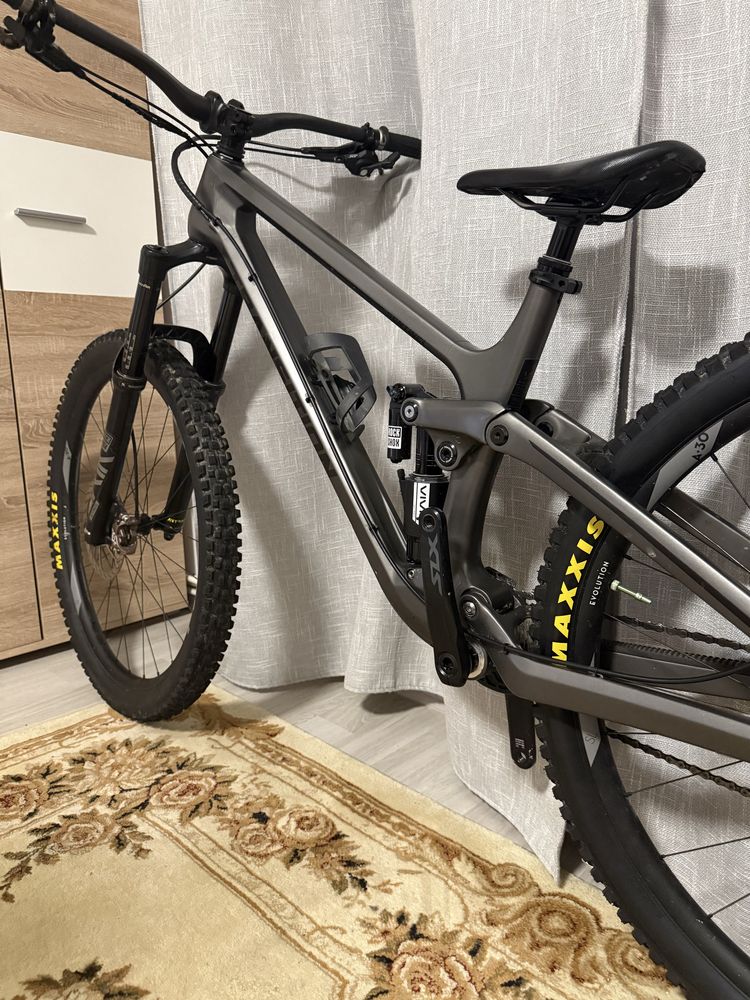 Bicicleta full suspensie full carbon