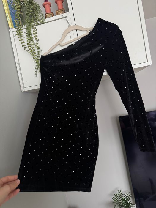 Къса черна рокля един ръкав с едно рамо с камъни NA-KD