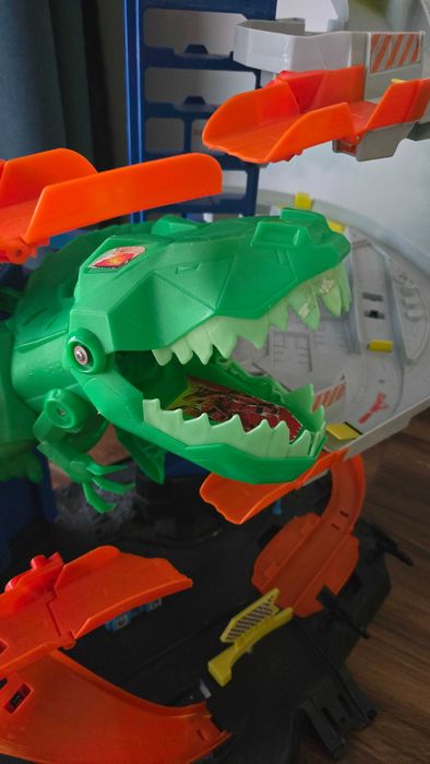 Hot wheels Ultimate Garage гараж с динозавър