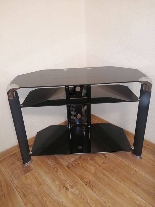 Стеклянная тумба под телевизор Б/у в хорошем состоянии.Торг.