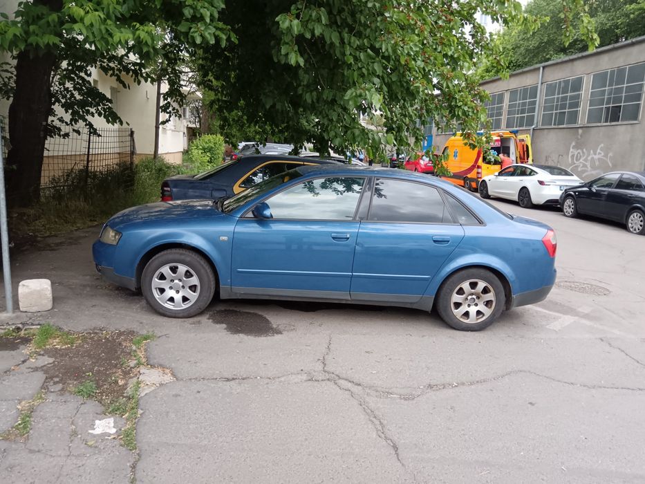 Vând AudiA4 culoare albastru