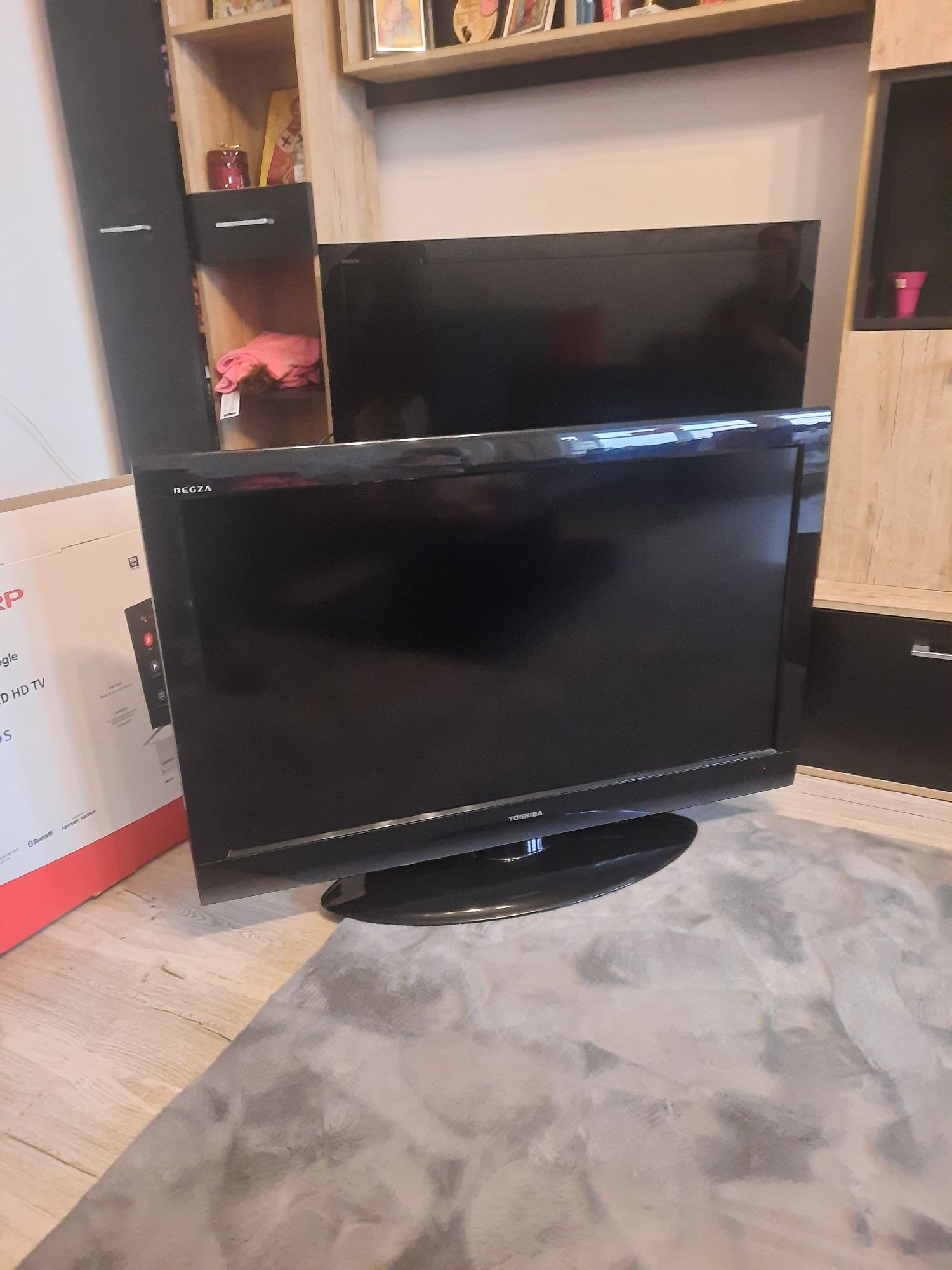 Vand TV TOSHIBA lcd 102 cm