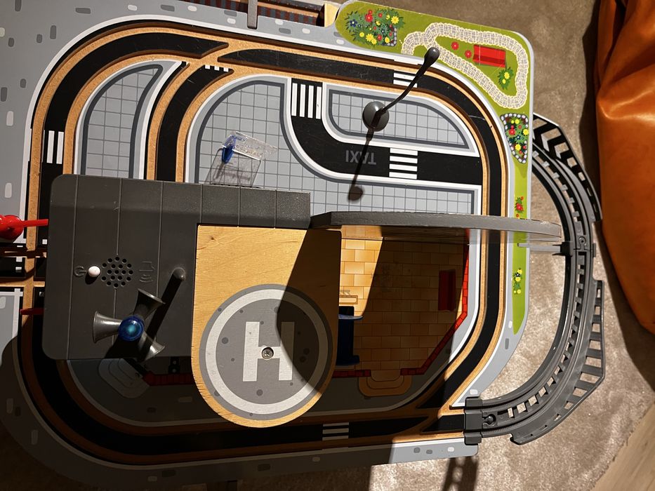 Oras din lemn pe nivele cu accesoriile incluse - inclusiv jucarii