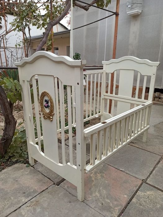 Один комплект диванов и детская кровать отдаю даром