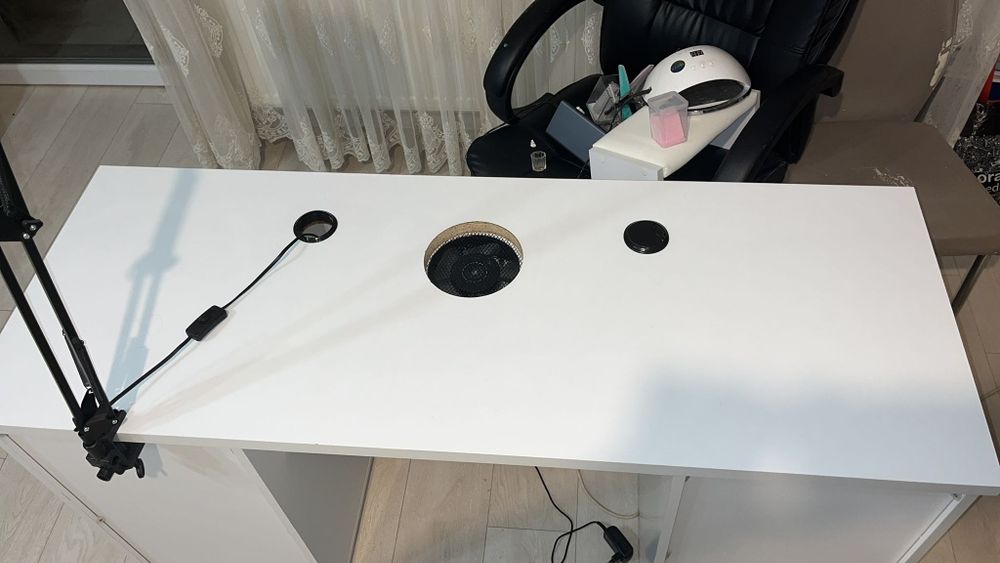 Masa manichiura cu aspirator inclus