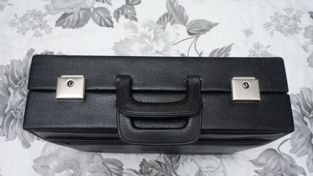 Черна кожена чанта/куфарче за документи или лични вещи