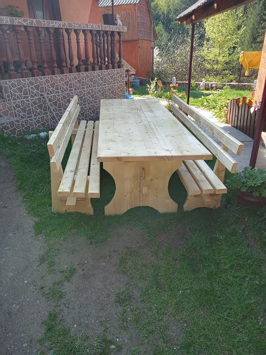 Masa cu bănci diferite dimensiuni