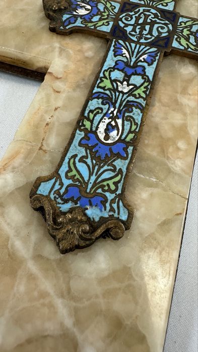 Deosebita Cruce veche bronz si email crucifix pe piatra vintage