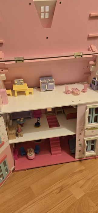 Casuta de păpuși din lemn cu mobila