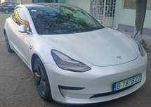 Inchiriez Tesla Model 3