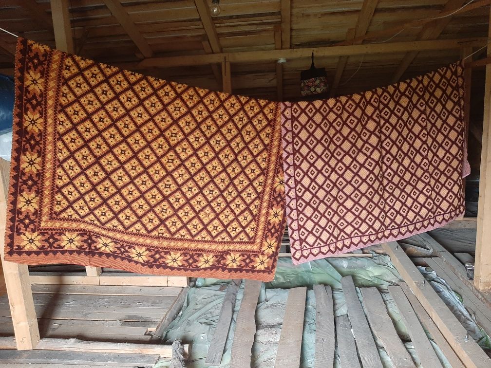 Cuverturi de pat tradiționale din lână.