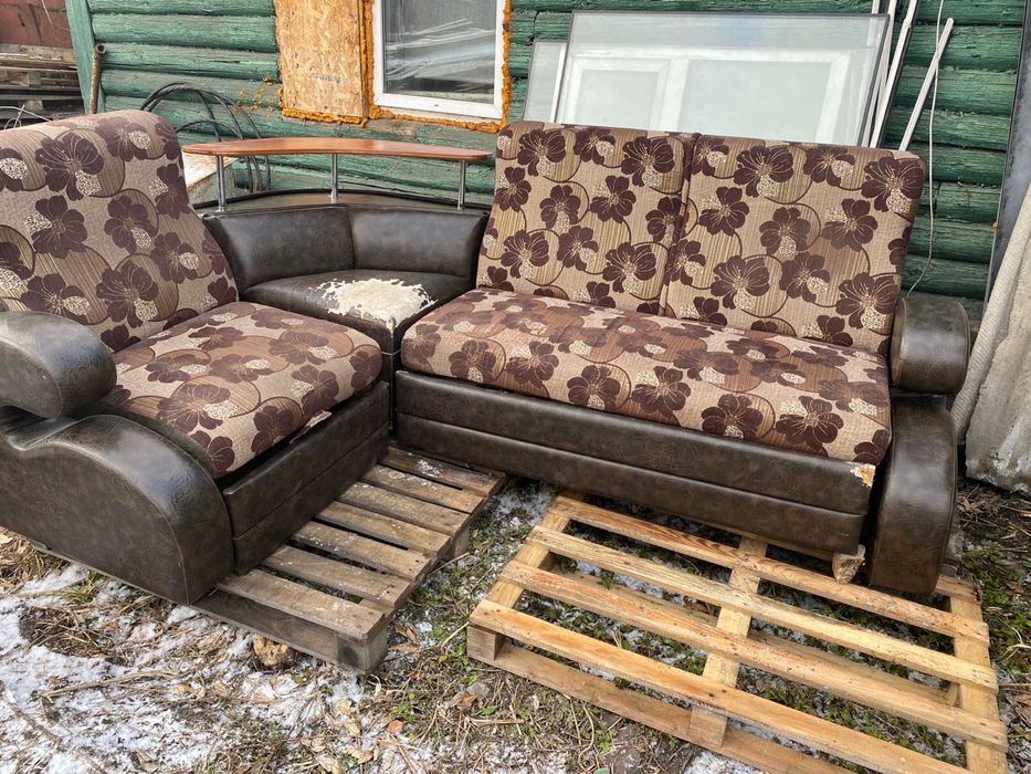 Продам диван в нормальном состочнии