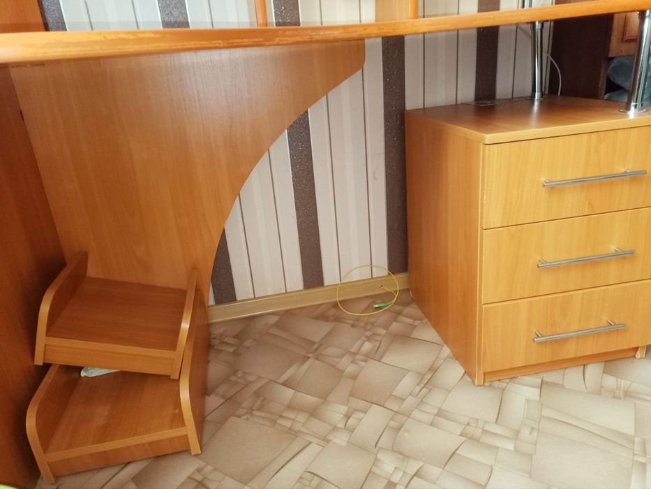 Срочно!!!Компьютерный стол б/у в хорошем состоянии