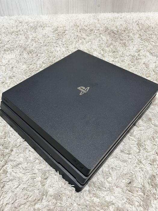 Vand Playstation4, 2 manete, 2 jocuri.Urgent!!