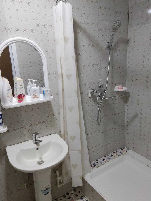 Навои ш Гулистон 3 массивда 7-хонали 6-сотих замонвий ховли сотувда.