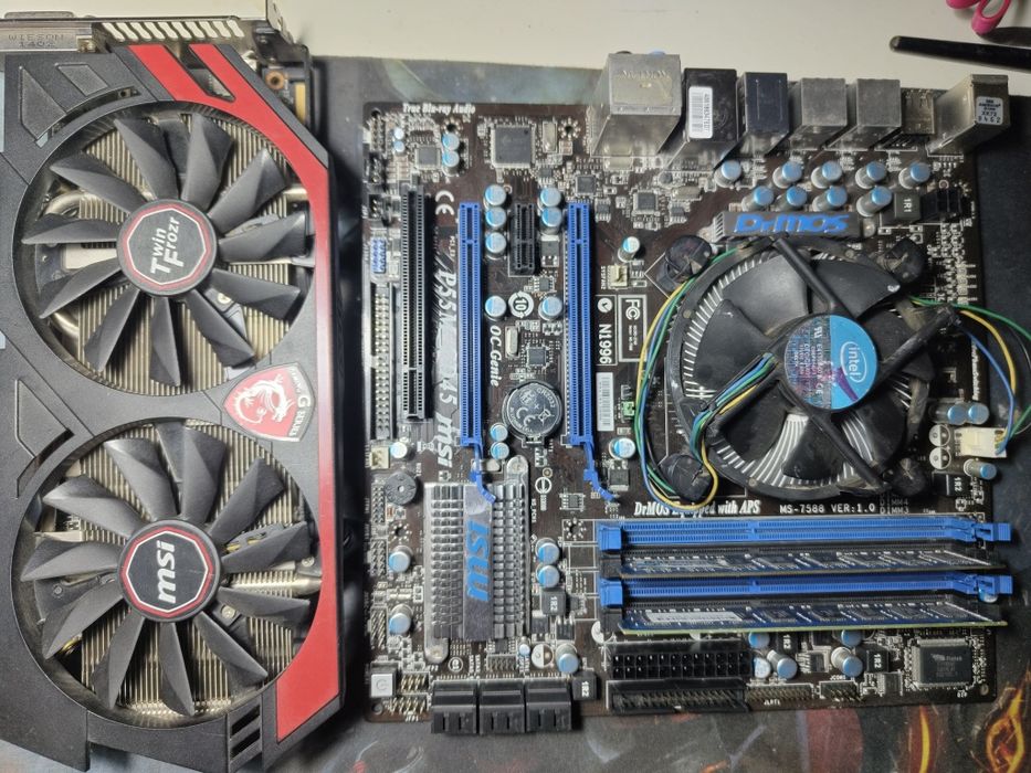 Kit placa de baza, procesor, ram și placa video.