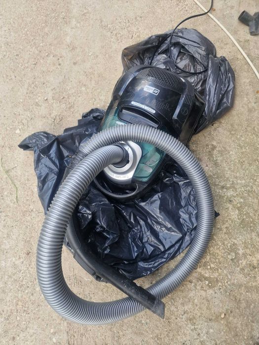 Aspiratoare in stare perfecta de functionare cu recipient si filtru