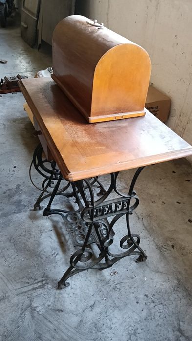 Mașină de cusut Pfaff de epocă.