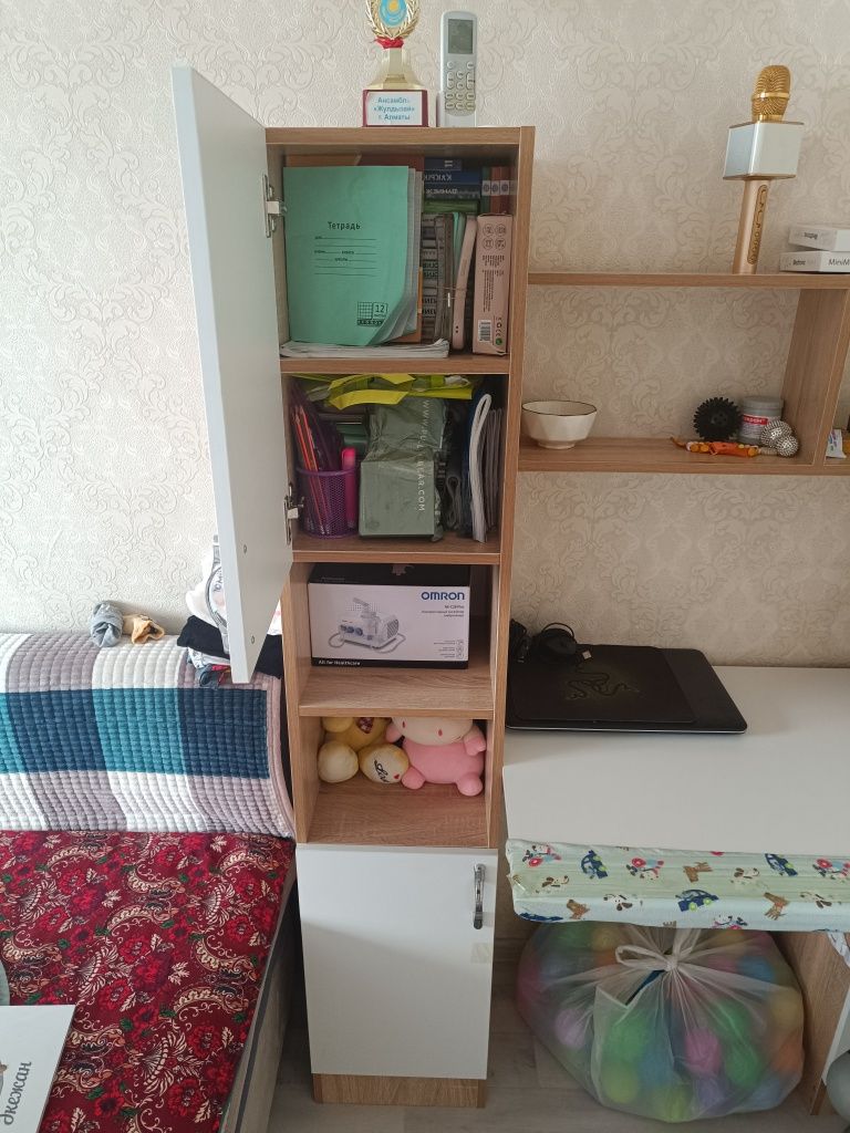 Компьютерный стол с полками