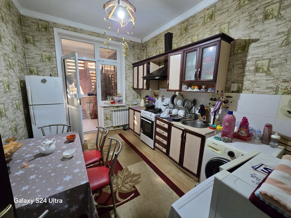 3 xonalik uy barca jixozlari bilan sotiladi