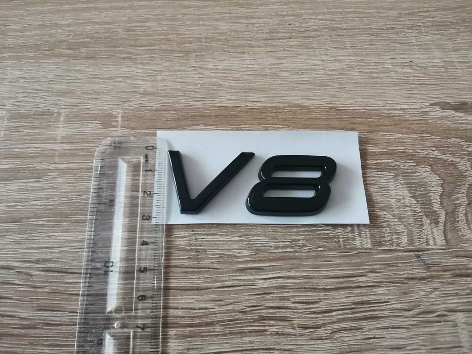 черна емблемa Volvo V8