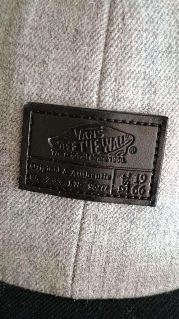Продавам скейт шапка Vans