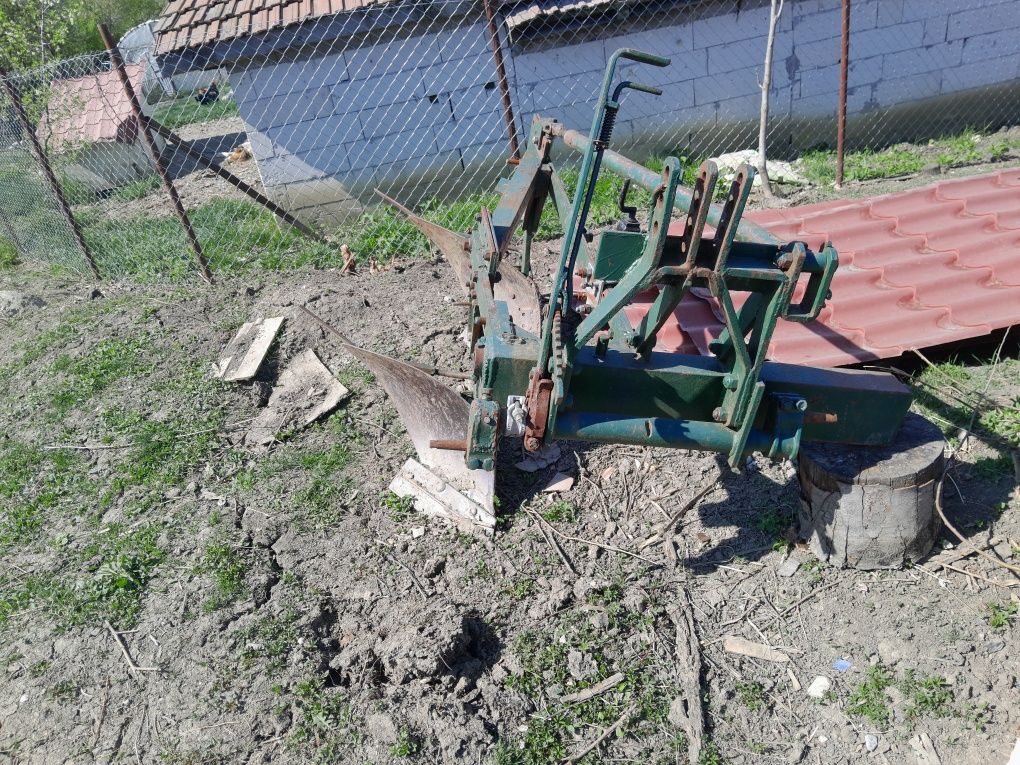 Vând plug pentru tractor 65