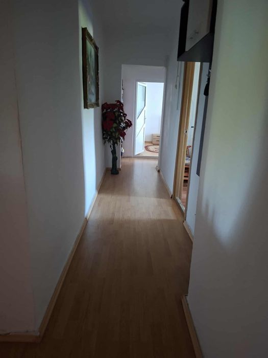 Apartament cu 2 camere, bucatarie, hol, balcon si boxa la subsol