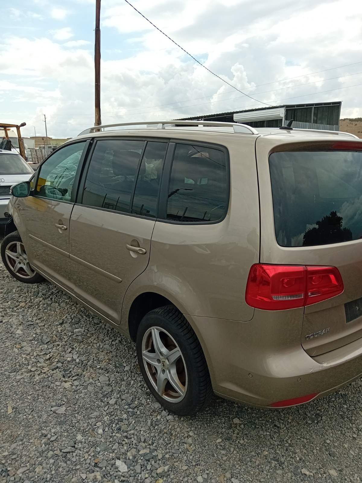 Volkswagen Touran 2.0 TDI 140 к.с. 2013 година , автоматик , на части