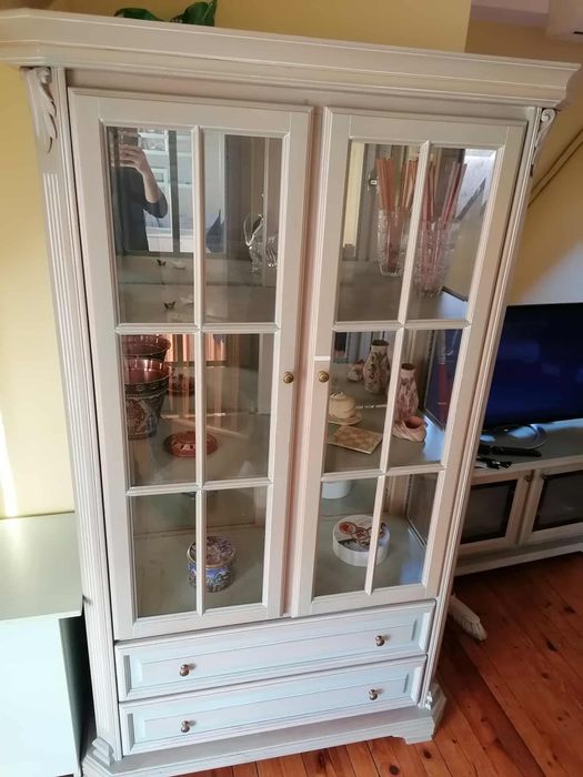 Скрин , маса и витрина