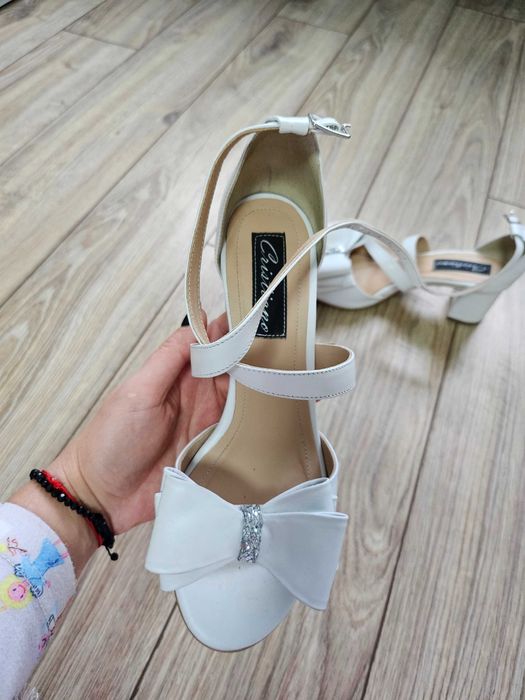 Sandale mireasa din piele purtate cateva ore