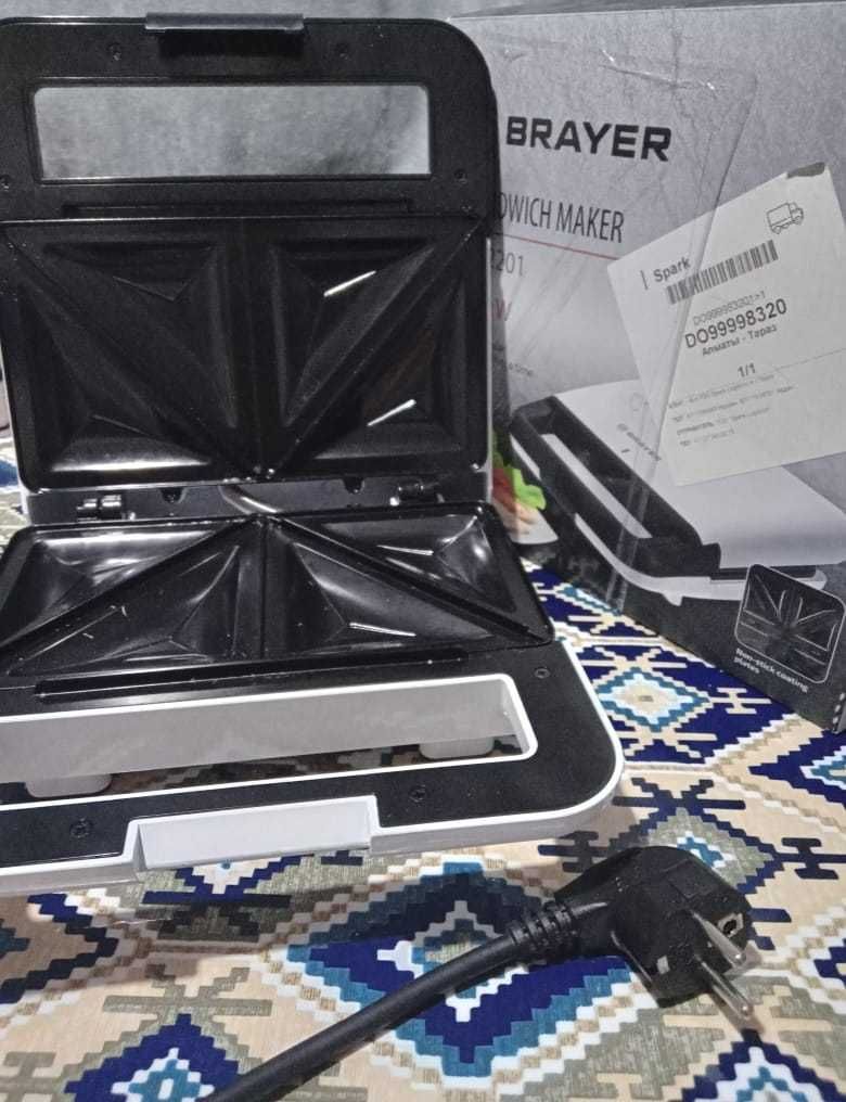 Сендвичница BRAYER BR 2201 в отличном состоянии.