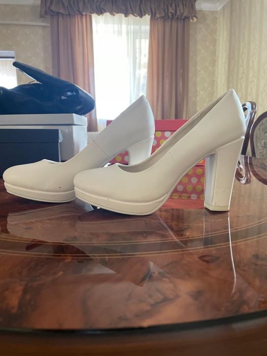 Белые туфли на каблуках
