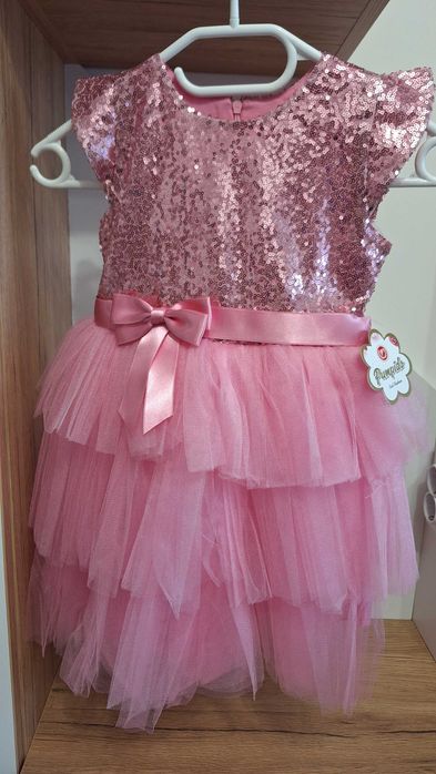 Нова детска рокля. С етикет. Розова, с пайети. За 5 г.