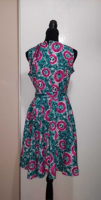 Rochie colorat[ in V/clos cu cordon in mijloc, cambrata NOUA