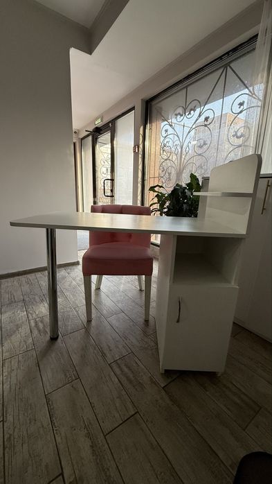 Маникюрный стол