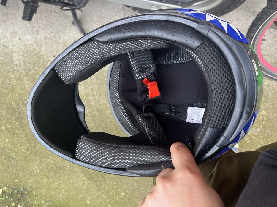 Vand casca moto folosita un sezon