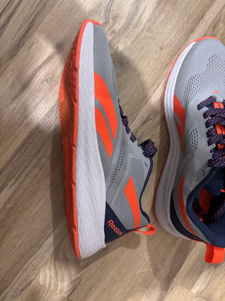 Маратонки REEBOK  номер 41 НОВИ