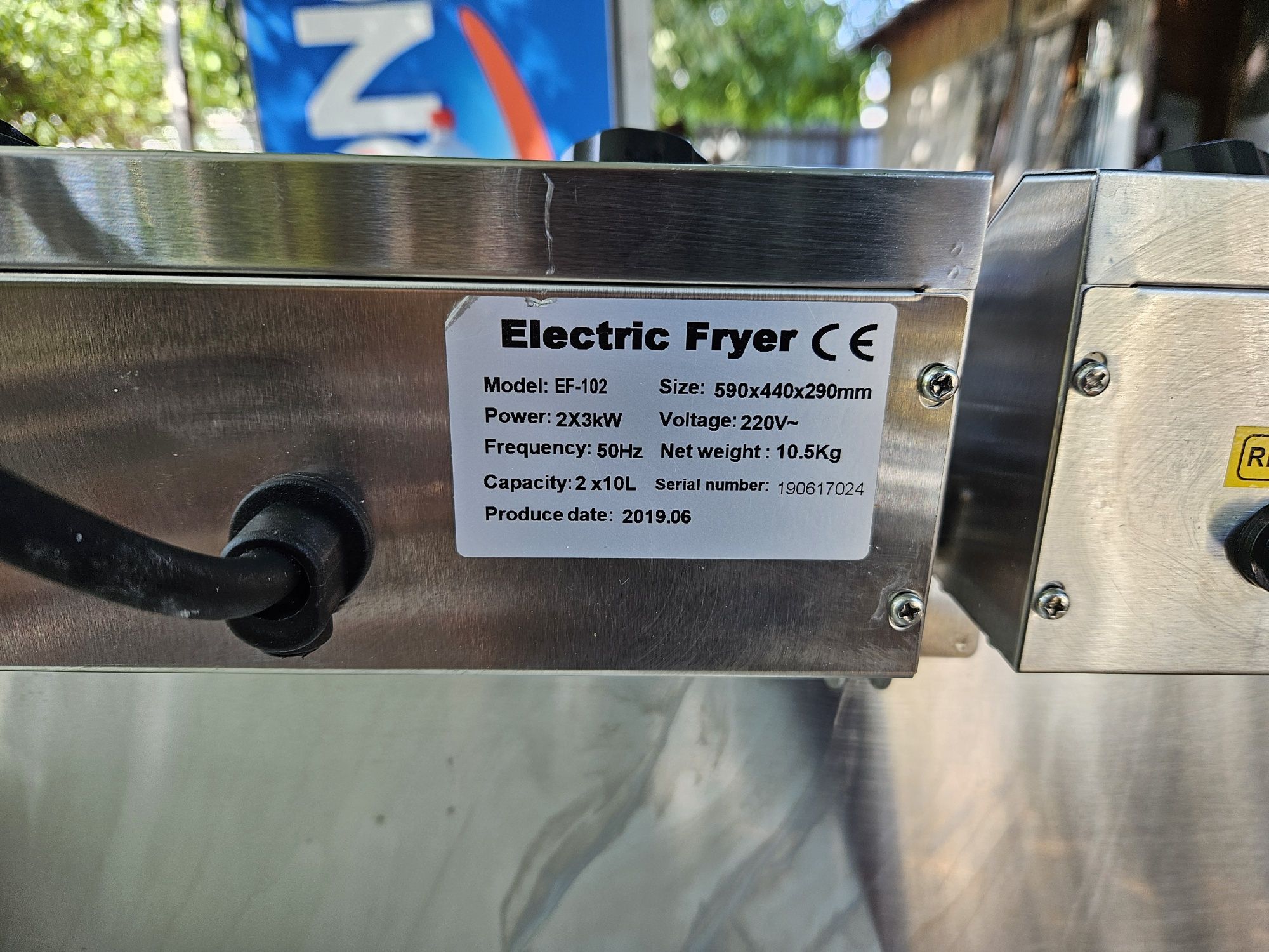 Фритюрник на ток 2х10 литра монофазен 2x3kw. Малко ползван три месеца