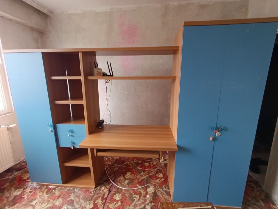 Продавам секция с бюро и кухненски ъгъл с опция сън и ракла