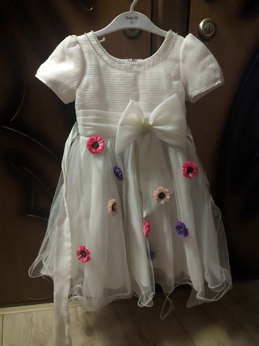 Продам детское белое платье с цветами