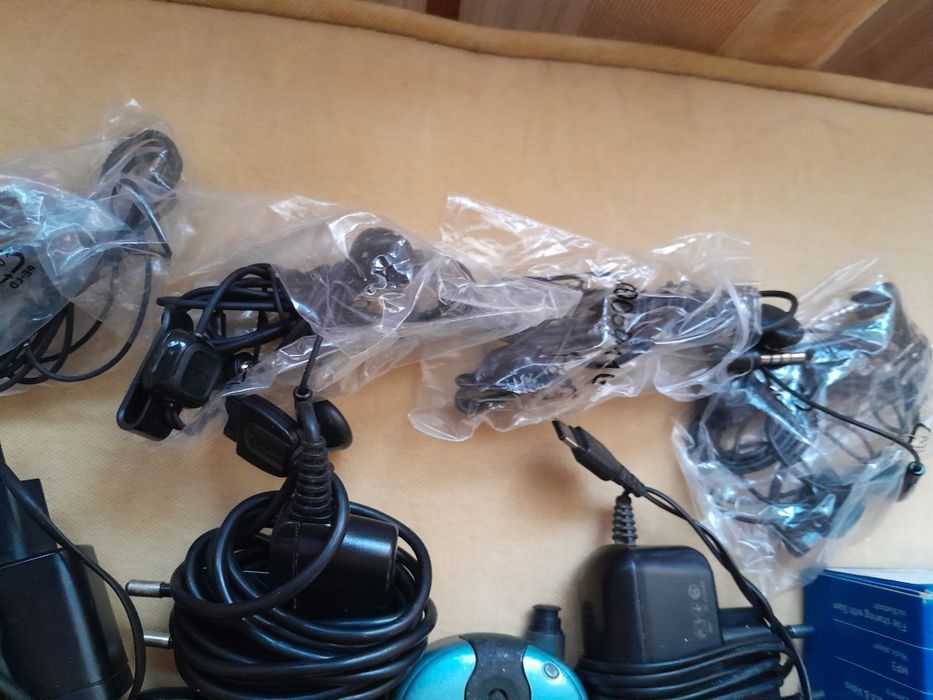 Vând  set de telefoane cu taste,fiind dotate cu încărcător și căști.