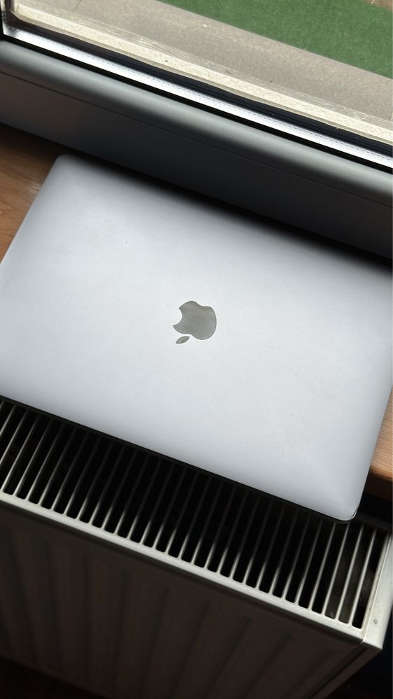 Macbook Pro 13.3”, i7, 16GB RAM, 512GB SSD, cu mici defectiuni