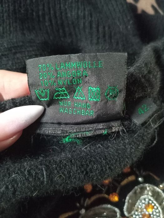 Bluza angora cu aplicații deosebite