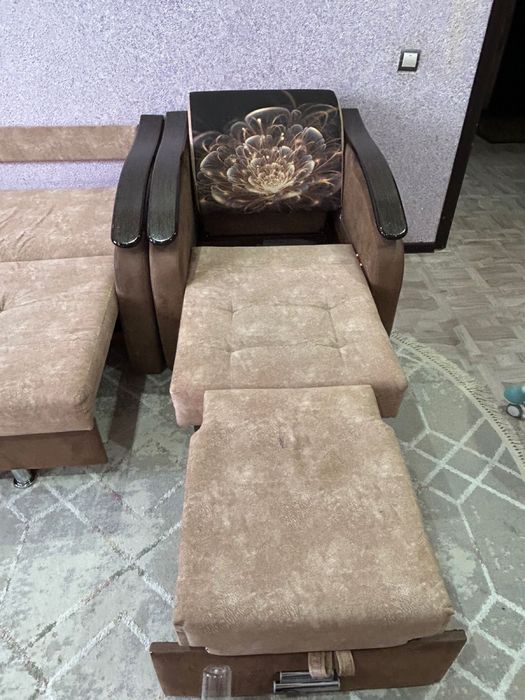 Диван и кресло.