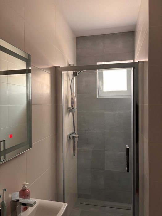 De închiriat casă nouă de locuit cu 3 camere mobilate