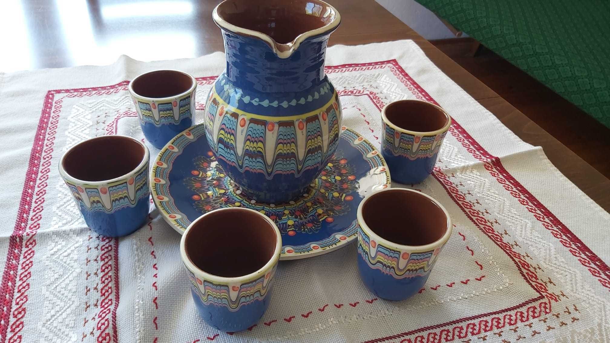 Ръчно бродирана покривка и керамичен сервиз